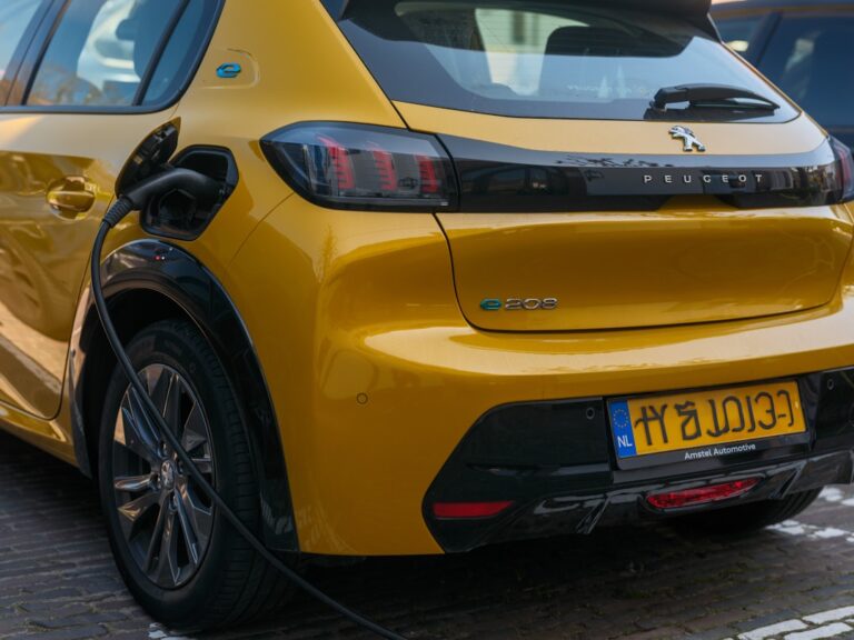 Thuisladen van een elektrische auto met een thuisbatterij: zo verlaag je je energiekosten